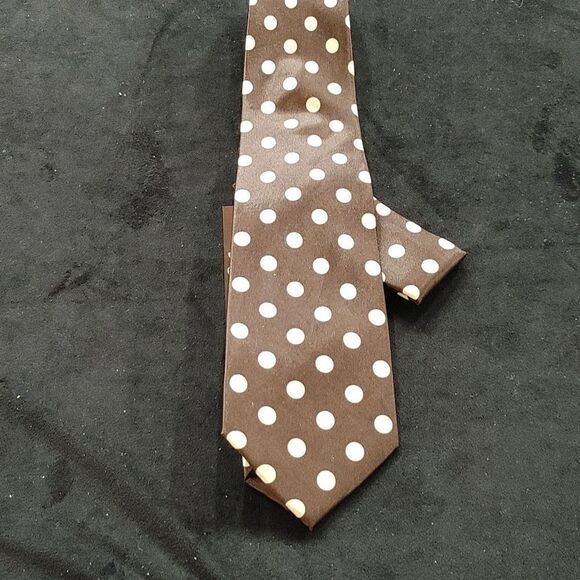 MEN'S ST. PATRICK BROWN/WHITE POLKA DOT TIE AND POCKET SQUARE SET. - Picture 1 of 5